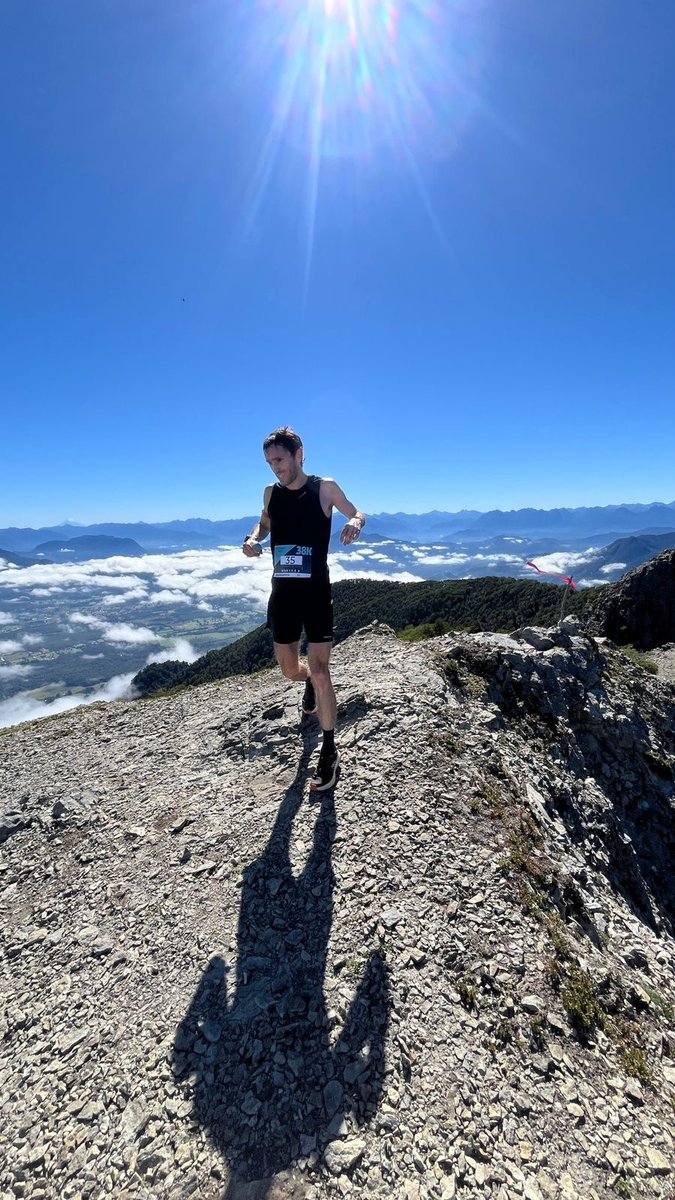 Nicolas Palacios corriendo trail running en la cumbre