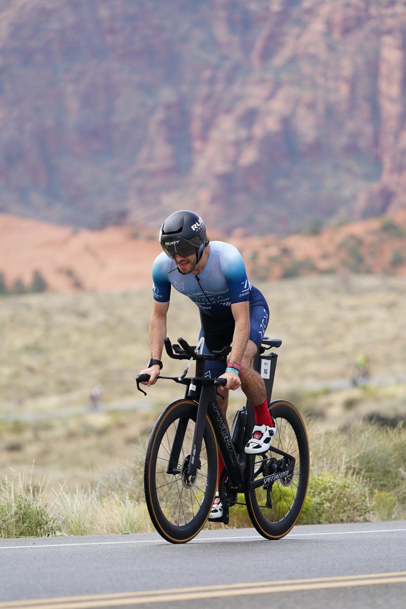 Nicolas Palacios compitiendo en Ironman 70.3